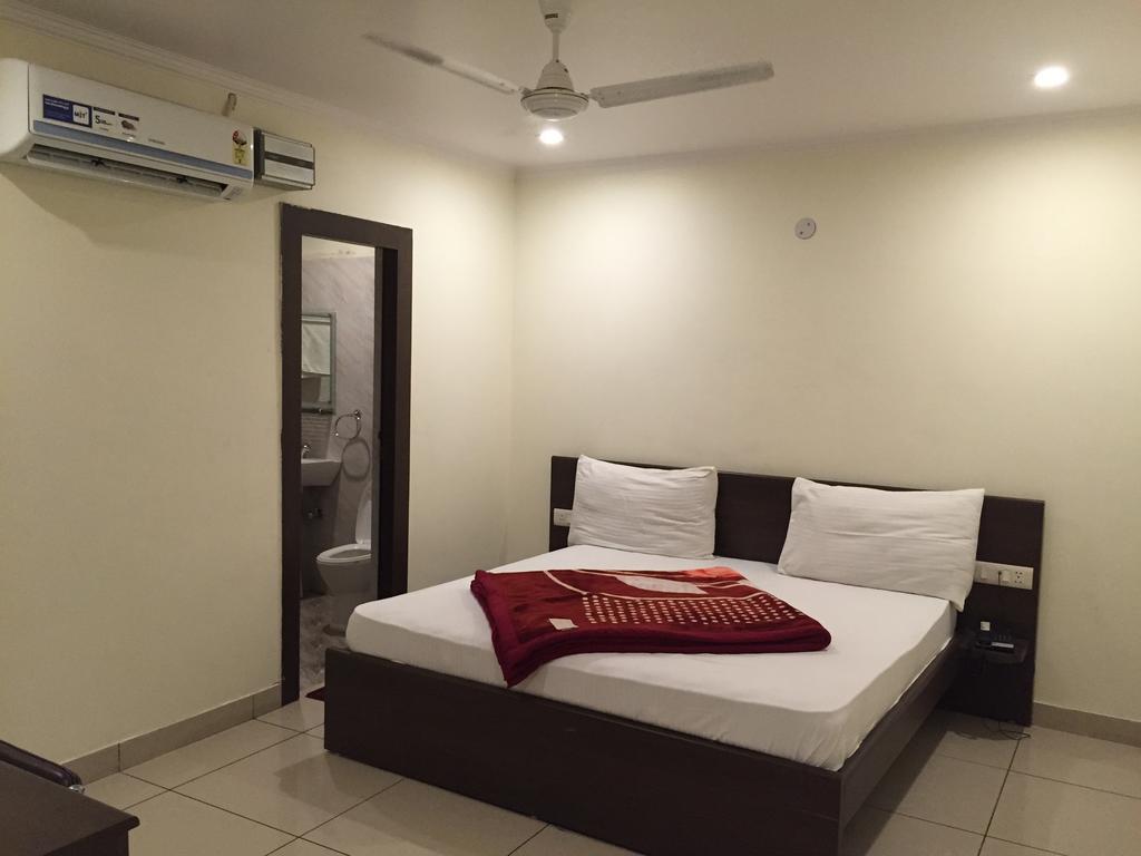 Hotel Surya Haldwāni Rom bilde