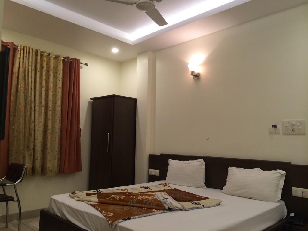 Hotel Surya Haldwāni Rom bilde